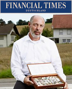 R. Nikolaus Regnery mit Steinkiste